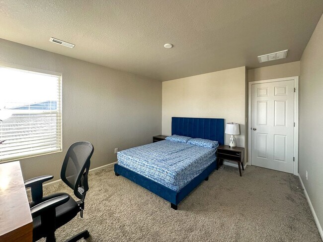 Building Photo - Almost Brand New Meadowlark 4bd 3.5ba home