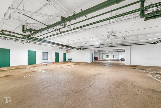 Building Photo - 5555 N Cumberland Ave