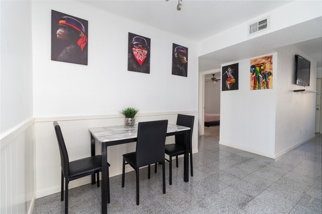 Building Photo - 6202 Skyline Dr