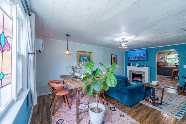 Primary Photo - 1101 S Rogers St