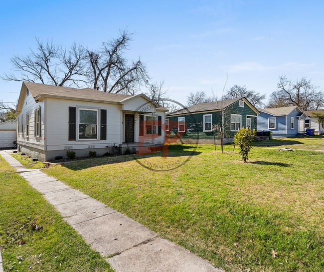 Building Photo - 2712 Lyle Ave