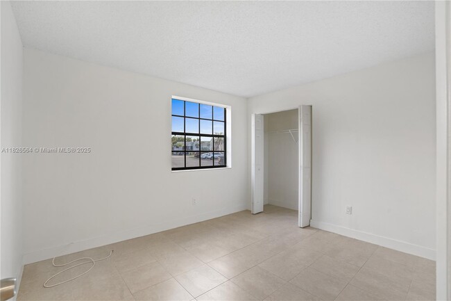 Building Photo - 1160 Washington Cir