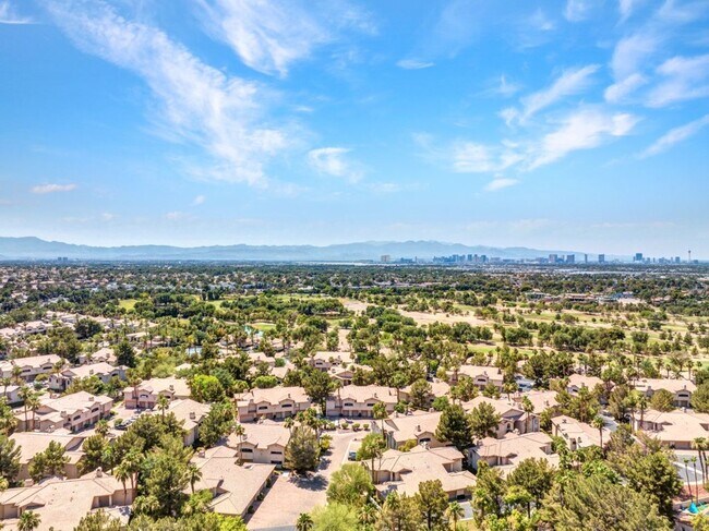 Building Photo - Beautiful 2 Bed 2 Bath ground floor condo in Guard Gated Green Valley Community. 1 Car garage!
