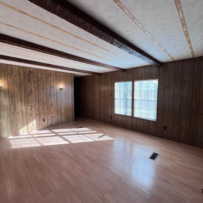 Building Photo - 282 Pete Martin Dr