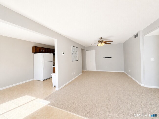 Building Photo - 10 Woodsedge Dr