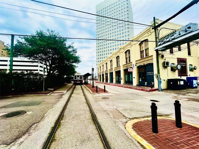 Building Photo - 2010 The Strand