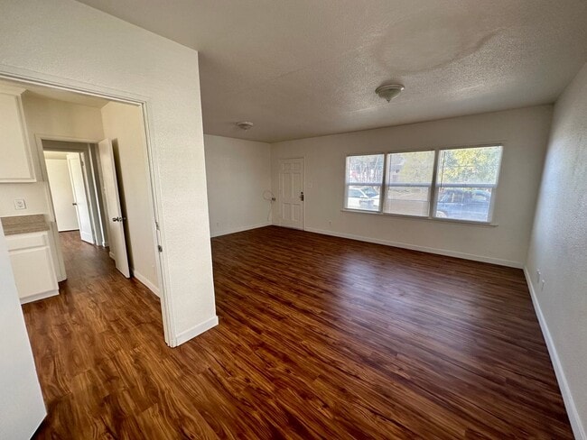 Building Photo - 2 Bed 1 Bath, Large Backyard!