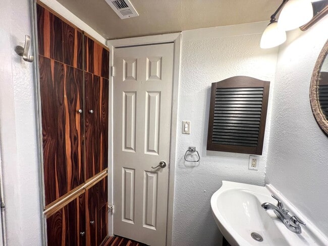 Building Photo - 2 Bedroom 2 Bath Condo Home for rent near Downtown Austin, Top Floor with Balcony, Gated Community