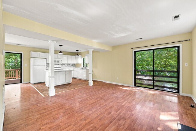 Building Photo - 322 Whispering Oaks Dr