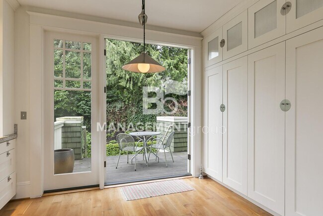 Building Photo - Stunning Historic Bungalow Just Minutes From City Center!