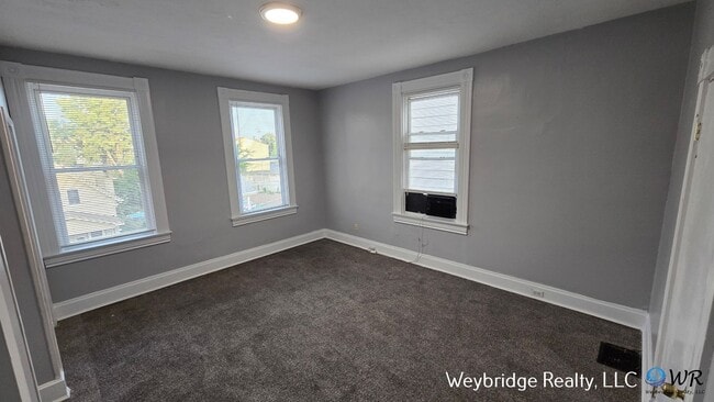 Building Photo - Spacious 3 Bedroom 1.5 Bath House in Price...
