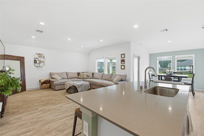 Building Photo - 130 Lk Wy Cir