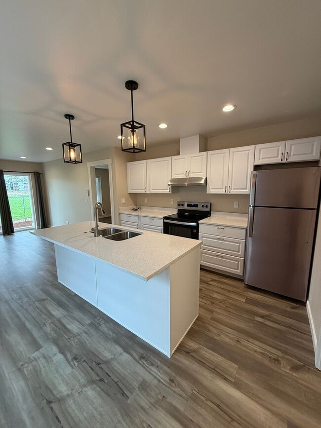Building Photo - Modern Luxury 1 Bedroom with Open Kitchen & Private Yard- REDUCED RENT