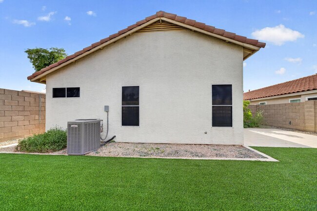 Building Photo - 2481 S Karen Dr