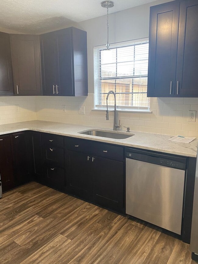 Building Photo - Spacious 4BR Townhome with Finished Basement & Community Amenities