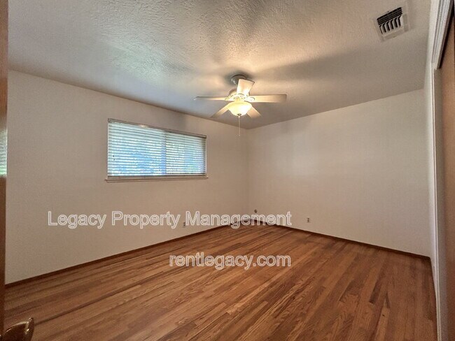 Building Photo - 209 Willow Ave