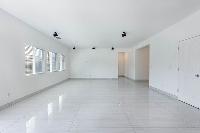 Building Photo - 4 bedroom home for RENT in Manteca with RV...