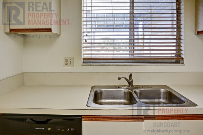 Building Photo - 251 Fenwick Dr