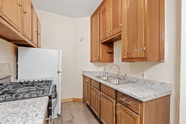 Building Photo - Updated Studio Unit - Available Now!