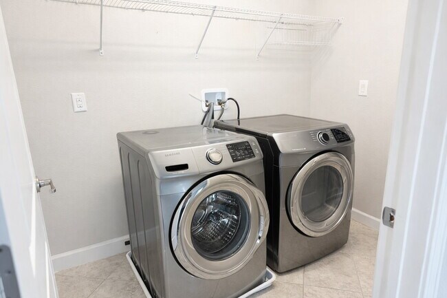 Building Photo - "Spacious 4-Bedroom Oasis with Modern Granite Touches in Land O' Lakes!"