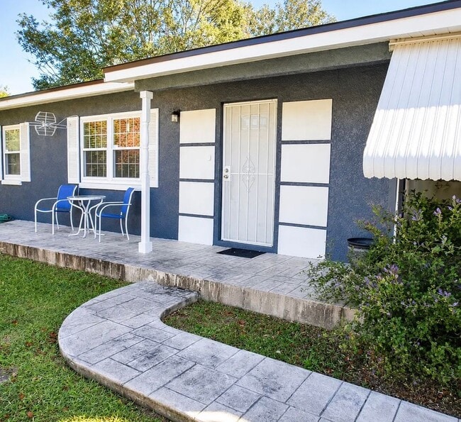 Building Photo - 3 Bedroom 2 Bathroom Updated Deltona Home GREAT Location Available IMMDEIATELY!!
