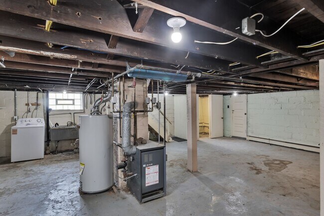 Building Photo - 1002 Fordham Ave