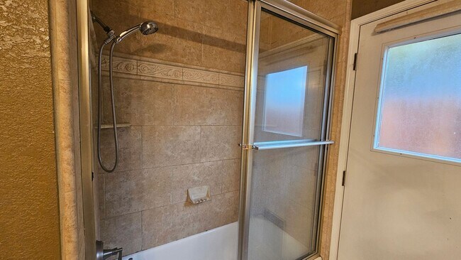 Building Photo - Great NW home with POOL & SOLAR!