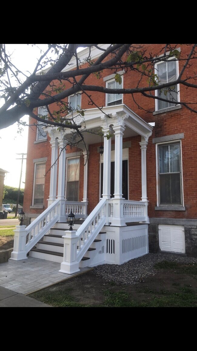 Primary Photo - 20 Main St