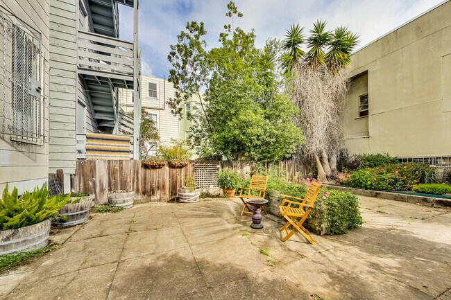 Building Photo - 528 Ashbury St