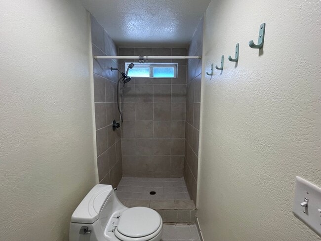 Building Photo - Apple Valley, 3 Bedroom, 2 Bathrooms, 1/2 acre property, Fully fenced