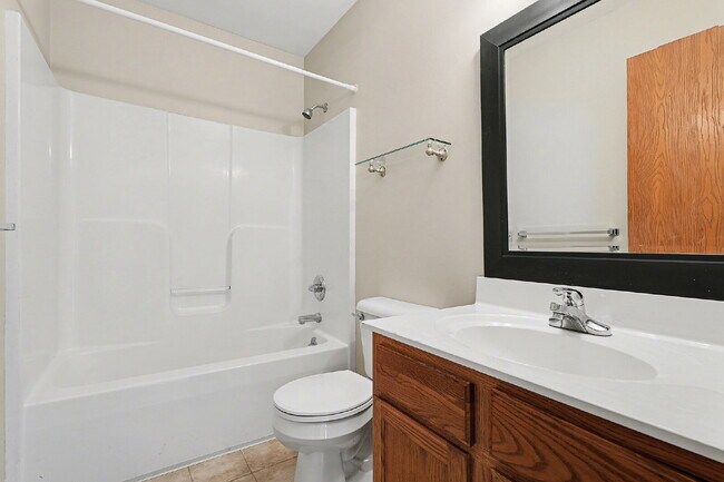 Building Photo - 2 bedroom Duplex for Rent - $1250/Month