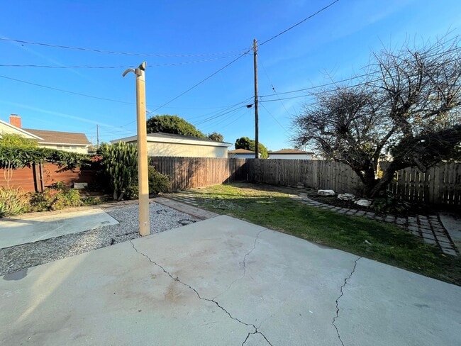 Building Photo - Central Ventura Home with Large Yard!