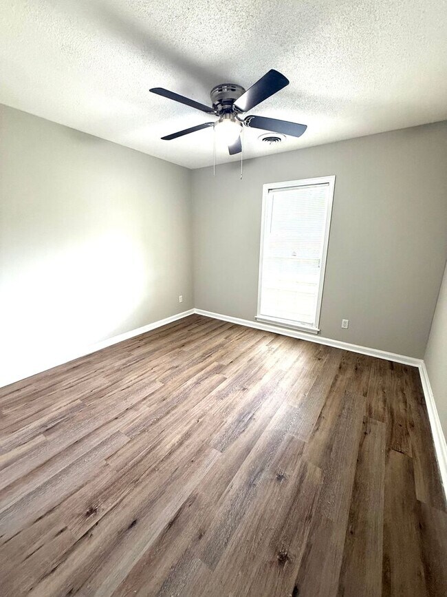 Building Photo - ** 3 bed 2 bath located off Atlanta Hwy **...