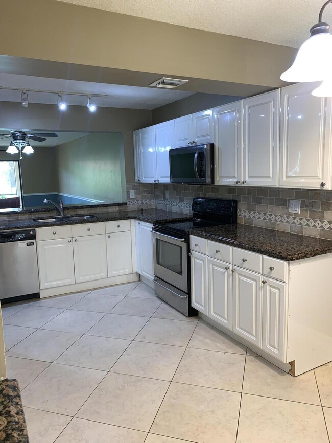 Building Photo - 2015 Coral Ridge Dr