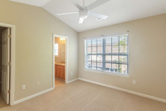 Building Photo - Updated Townhouse