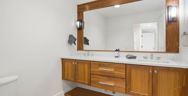 Building Photo - Late Summer Furnished Executive Extended Stay Rental on Old Mission Peninsula