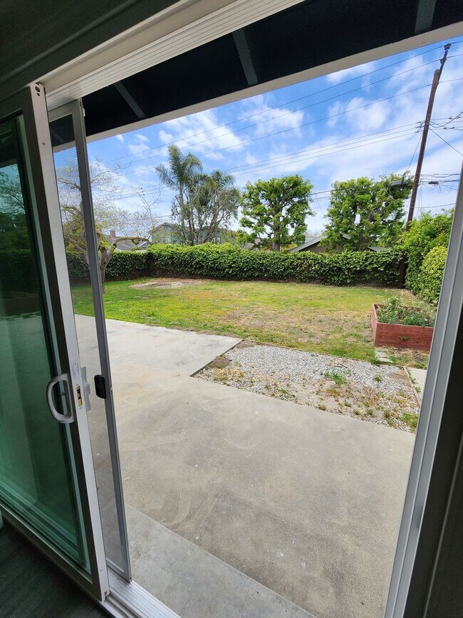 Building Photo - Newly Remodeled 3-Bedroom, 2-Bathroom Home for Rent – Los Alamitos