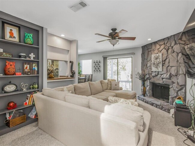 Building Photo - 19 Hideaway Dr