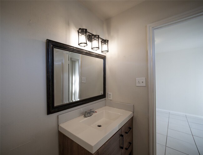 Building Photo - 3343 Bandell Dr