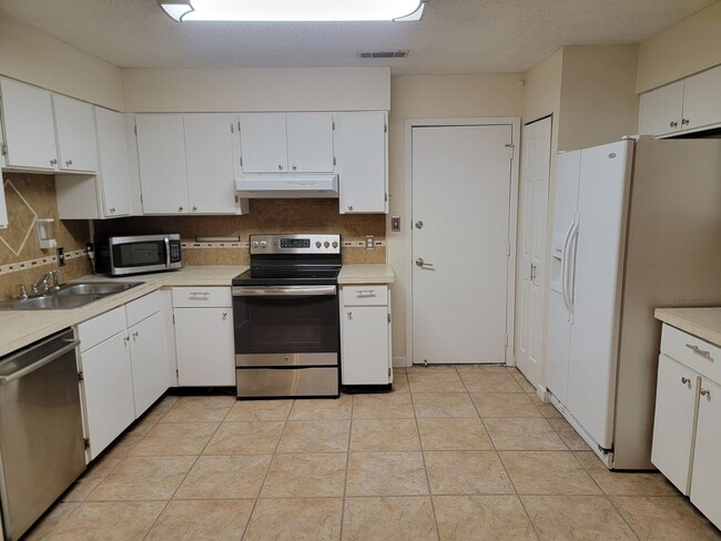 Building Photo - Great location in NE Pensacola!