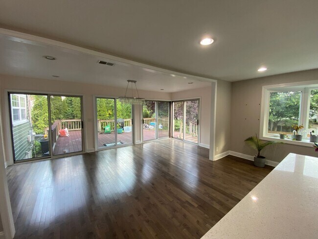Building Photo - Spacious 5Bed/3.5Bath Townhome in Prime To...