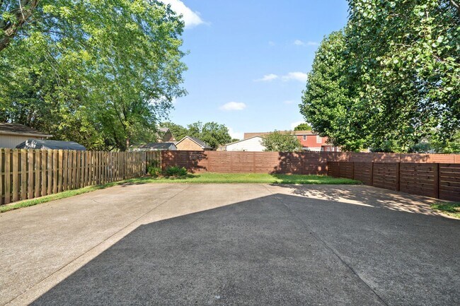 Building Photo - Pet Friendly Three Bedroom in Sango!