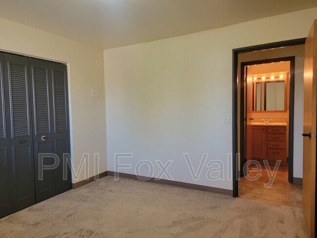 Building Photo - 104 Sycamore Dr