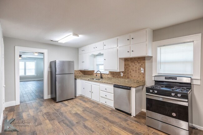 Building Photo - XL HOME!  3 bed, 1 bath, LOTS OF ROOM!