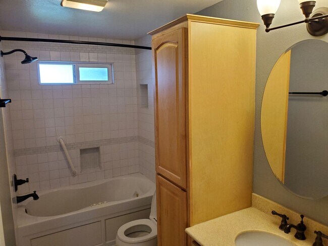 Building Photo - Versatile 4BR/2BA Split-Level South Hill H...