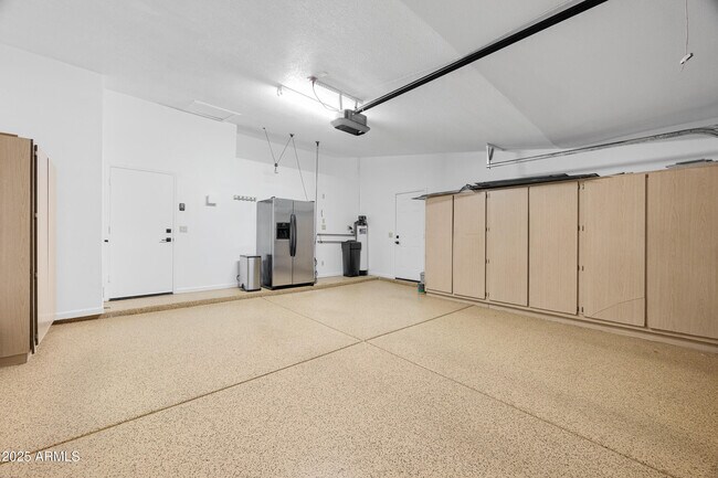 Building Photo - 5903 E Paradise Ln