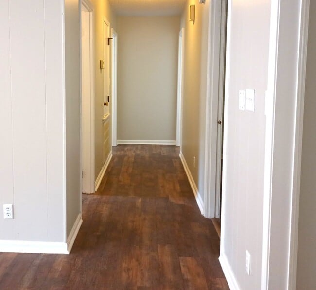 Building Photo - 4 Bedroom 3 Bath Coming Available!!