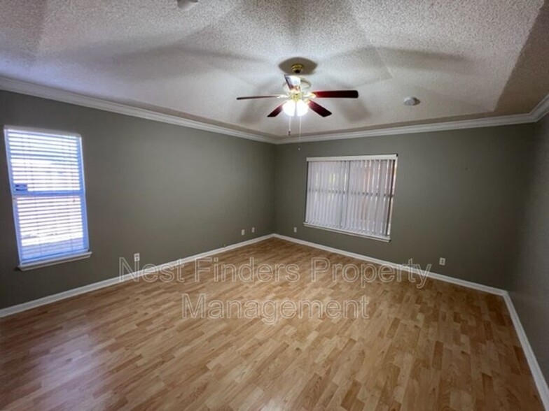 Building Photo - 2127 Forest Gate Dr W