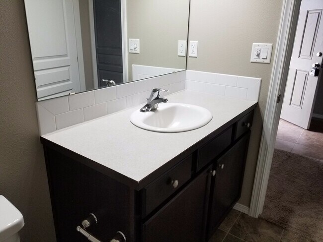 Building Photo - Single level home with 4 bedrooms and open floor plan UNFURNISHED