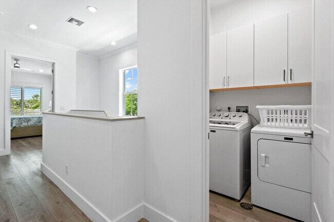 Building Photo - 4650 SE Manatee Way